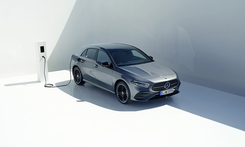 Her Günün Yıldızı: Yeni A-Serisi Şimdi Türkiye’de - Mercedes-Benz A 250 e Hatchback: fuel consumption combined, weighted (WLTP) 1,1-0,8 l/100 km, electric energy consumption combined, weighted (WLTP) 17.0-15.0 kWh/100km, CO2 emissions combined, weighted (WLTP) 25-18 g/km [2]; exterior: mountain grey, AMG line[2] The stated figures are the measured "WLTP CO₂ figures" in accordance with Art. 2 No. 3 of Implementing Regulation (EU) 2017/1153. The fuel consumption figures were calculated on the basis of these figures. Electric energy consumption was determined on the basis of Commission Regulation (EU) 2017/1151.<br />
Mercedes-Benz A 250 e Hatchback: fuel consumption combined, weighted (WLTP) 1,1-0,8 l/100 km, electric energy consumption combined, weighted (WLTP) 17.0-15.0 kWh/100km, CO2 emissions combined, weighted (WLTP) 25-18 g/km [2]; exterior: mountain grey, AMG line[2] The stated figures are the measured "WLTP CO₂ figures" in accordance with Art. 2 No. 3 of Implementing Regulation (EU) 2017/1153. The fuel consumption figures were calculated on the basis of these figures. Electric energy consumption was determined on the basis of Commission Regulation (EU) 2017/1151.